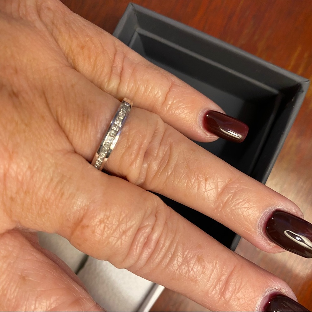 Woman’s white gold 1/4 cttw diamond band